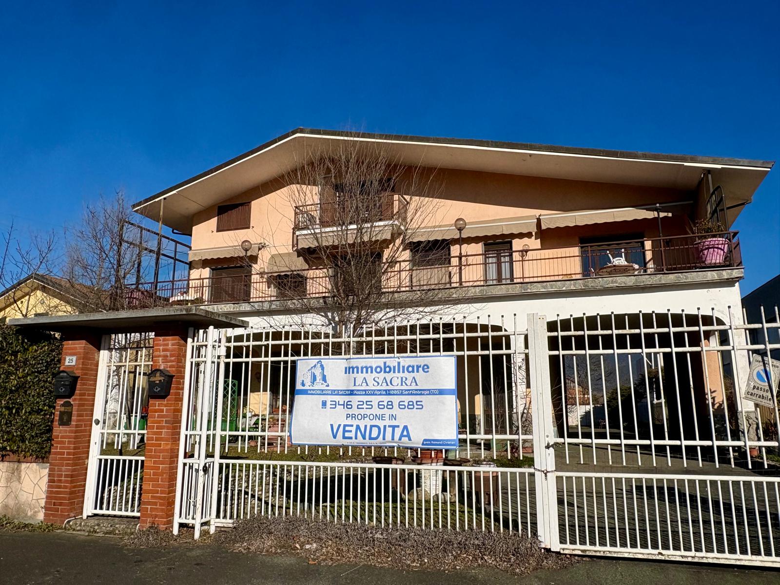 VILLA  BIFAMILIARE SITUATA AI CONFINI DI AVIGLIANA