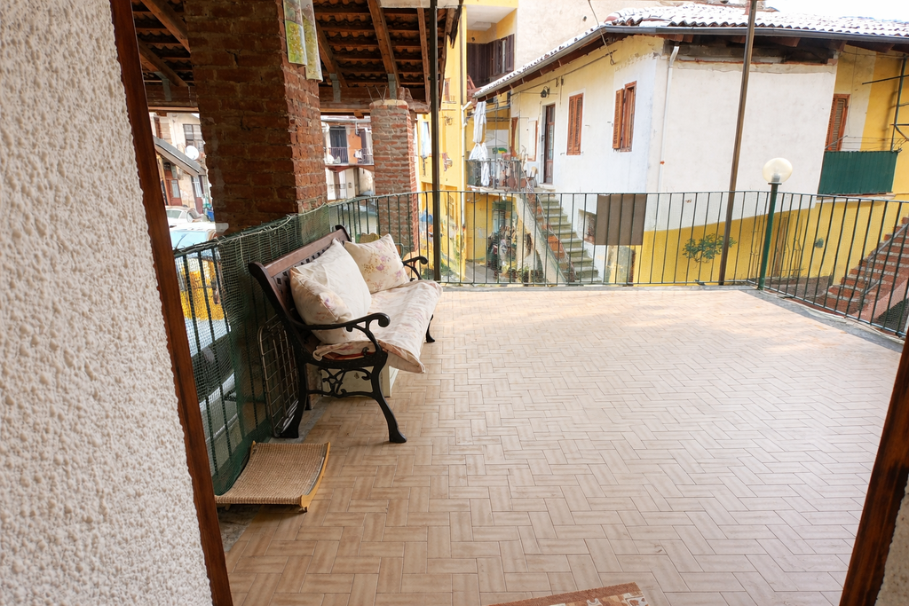 CASA SEMINDIPENDENTE CON BOX AUTO IN CENTRO STORICO