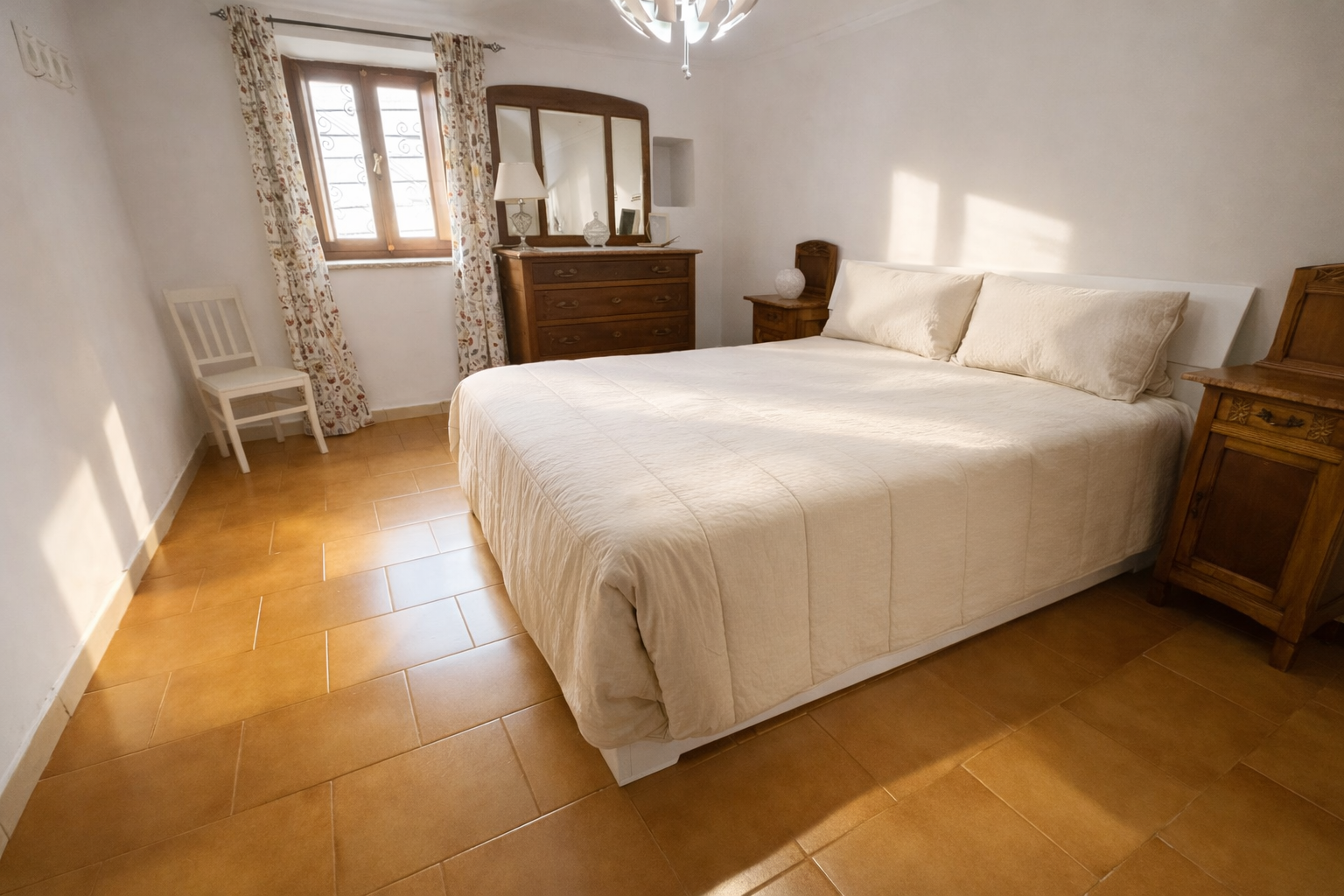 CASA SEMINDIPENDENTE CON BOX AUTO IN CENTRO STORICO