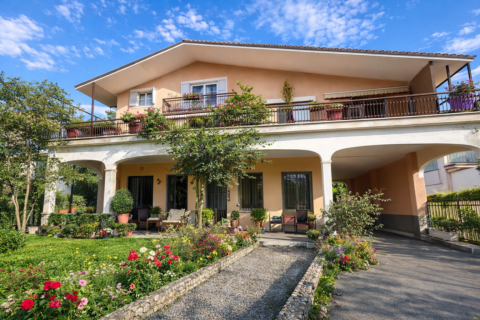 VILLA  BIFAMILIARE SITUATA AI CONFINI DI AVIGLIANA