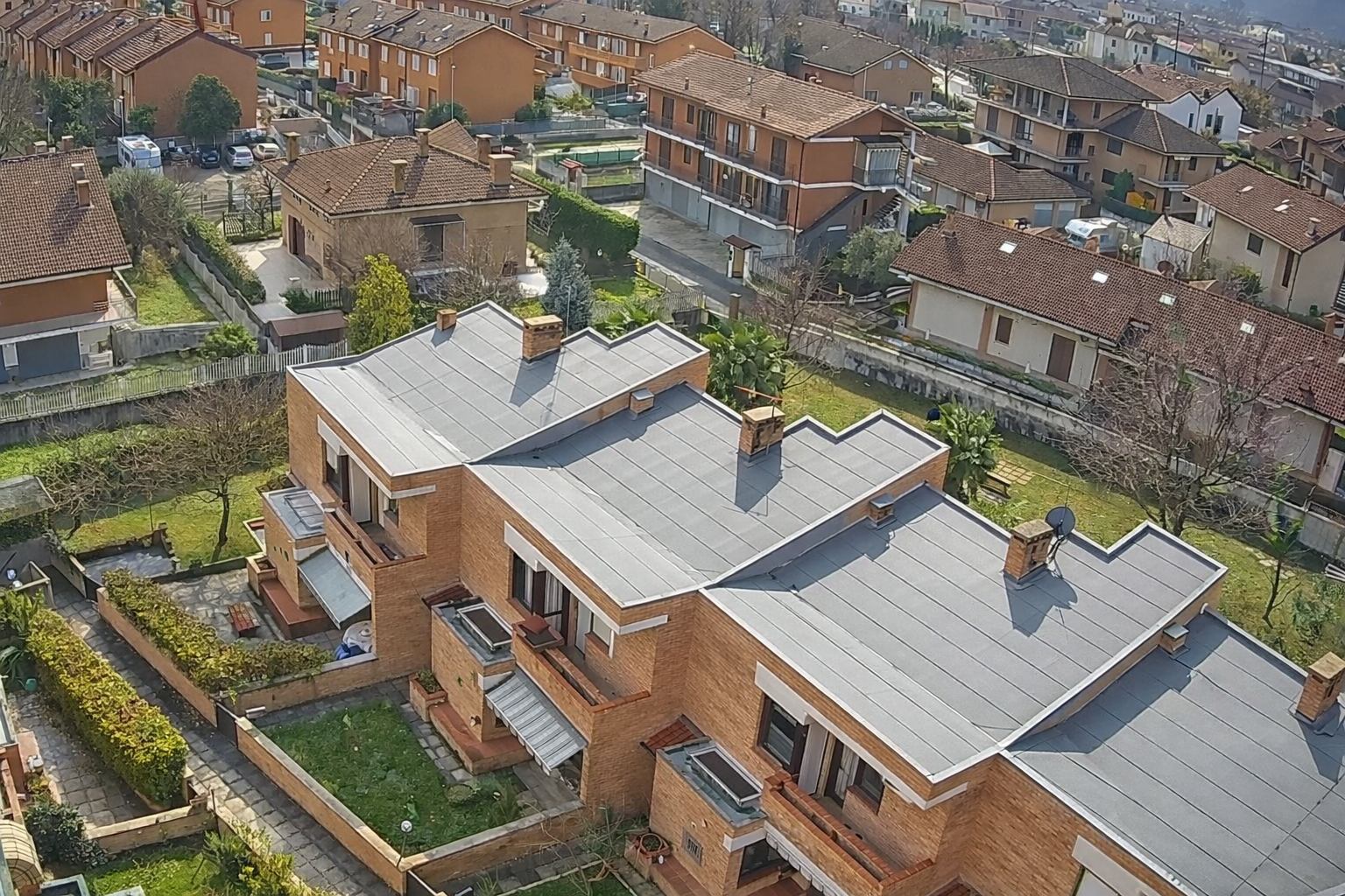 VILLA A SCHIERA CON GIARDINO PRIVATO E BOX DOPPIO