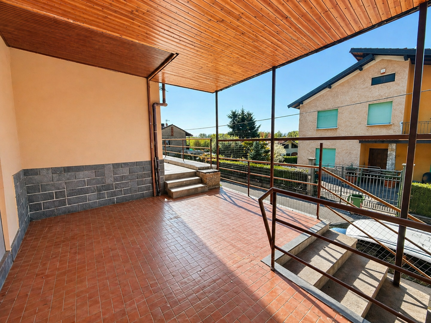 TRILOCALE CON TERRAZZO E BOX A CAPRIE