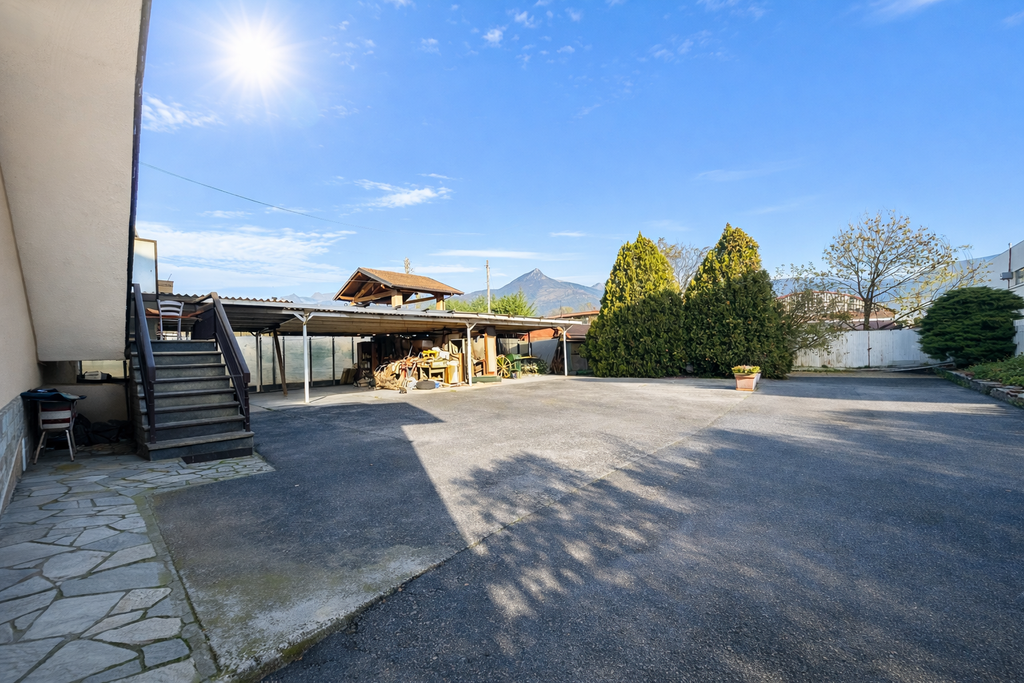 VILLA  BIFAMILIARE SITUATA AI CONFINI DI AVIGLIANA