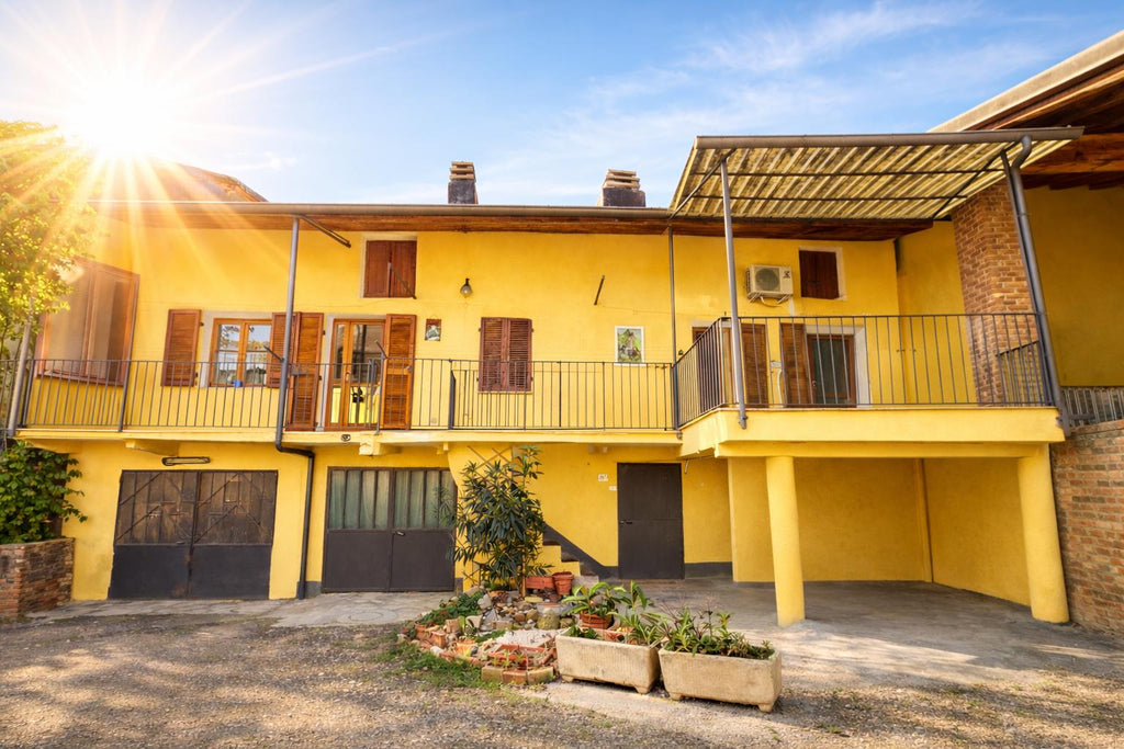 CASA SEMINDIPENDENTE CON BOX AUTO IN CENTRO STORICO