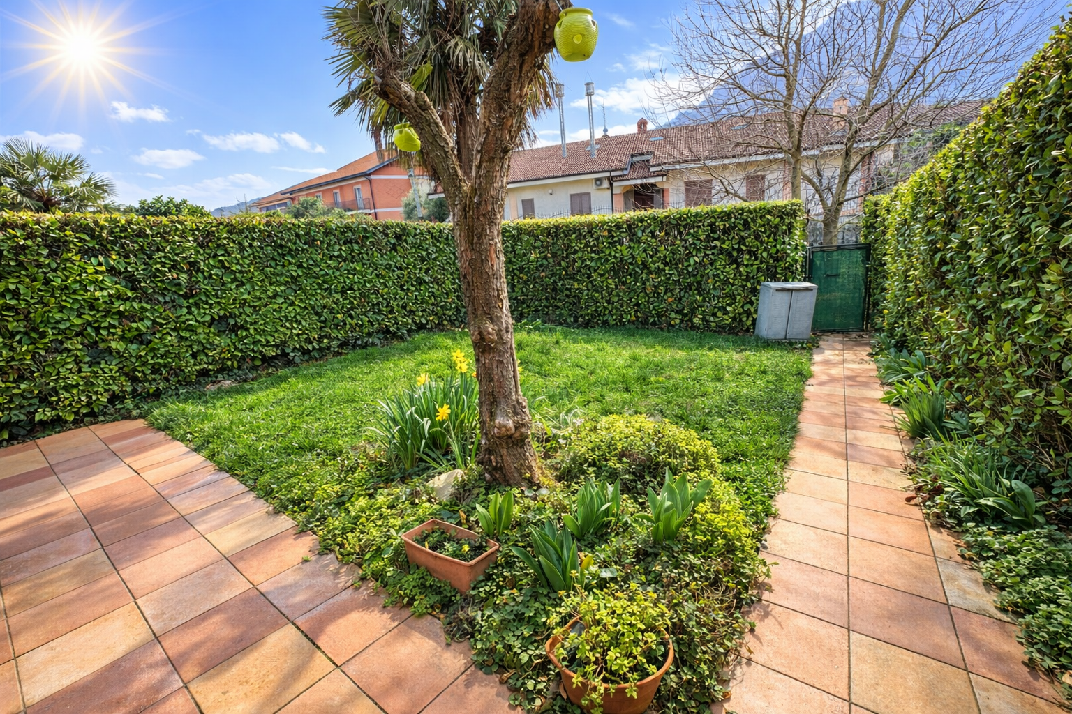 VILLA A SCHIERA CON GIARDINO PRIVATO E BOX DOPPIO