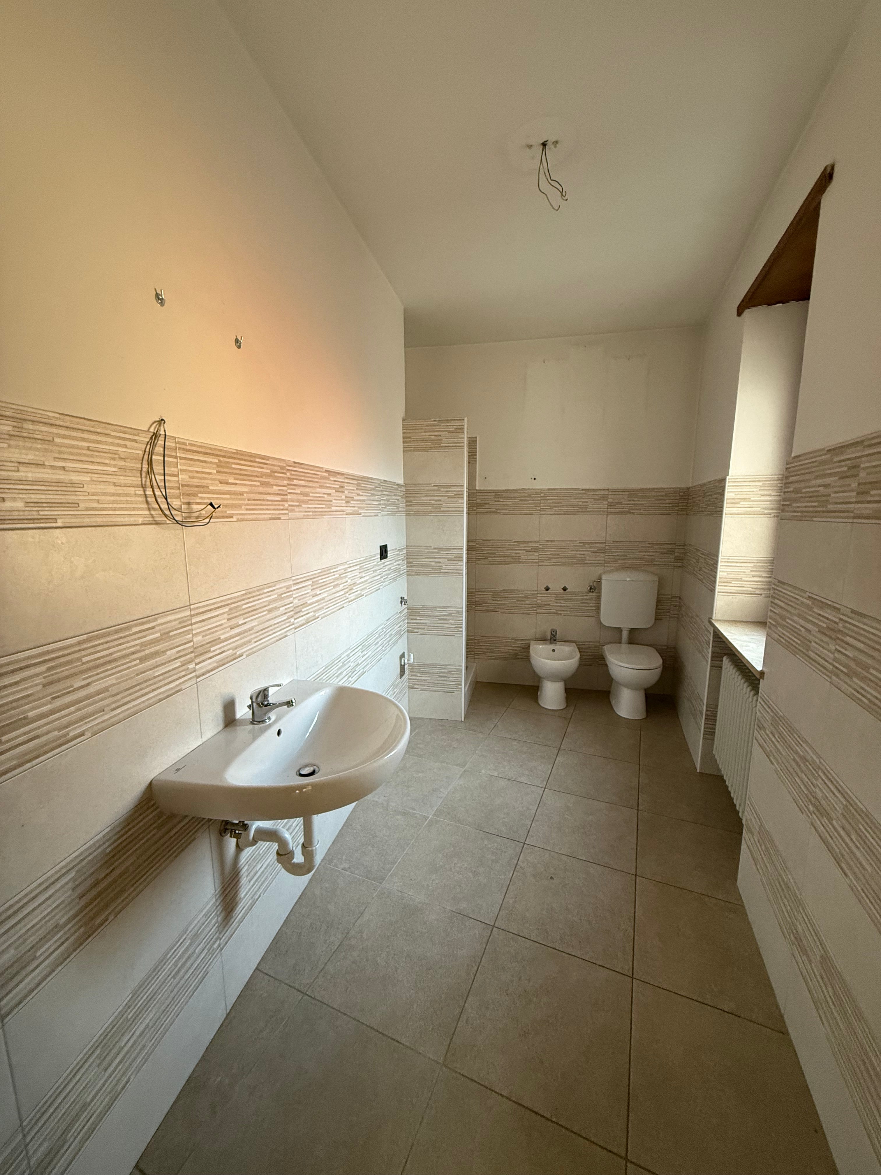 QUADRILOCALE IN AFFITTO