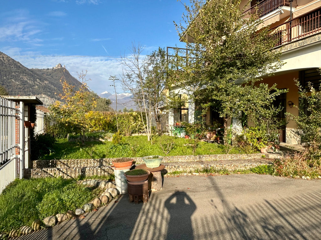 VILLA  BIFAMILIARE SITUATA AI CONFINI DI AVIGLIANA