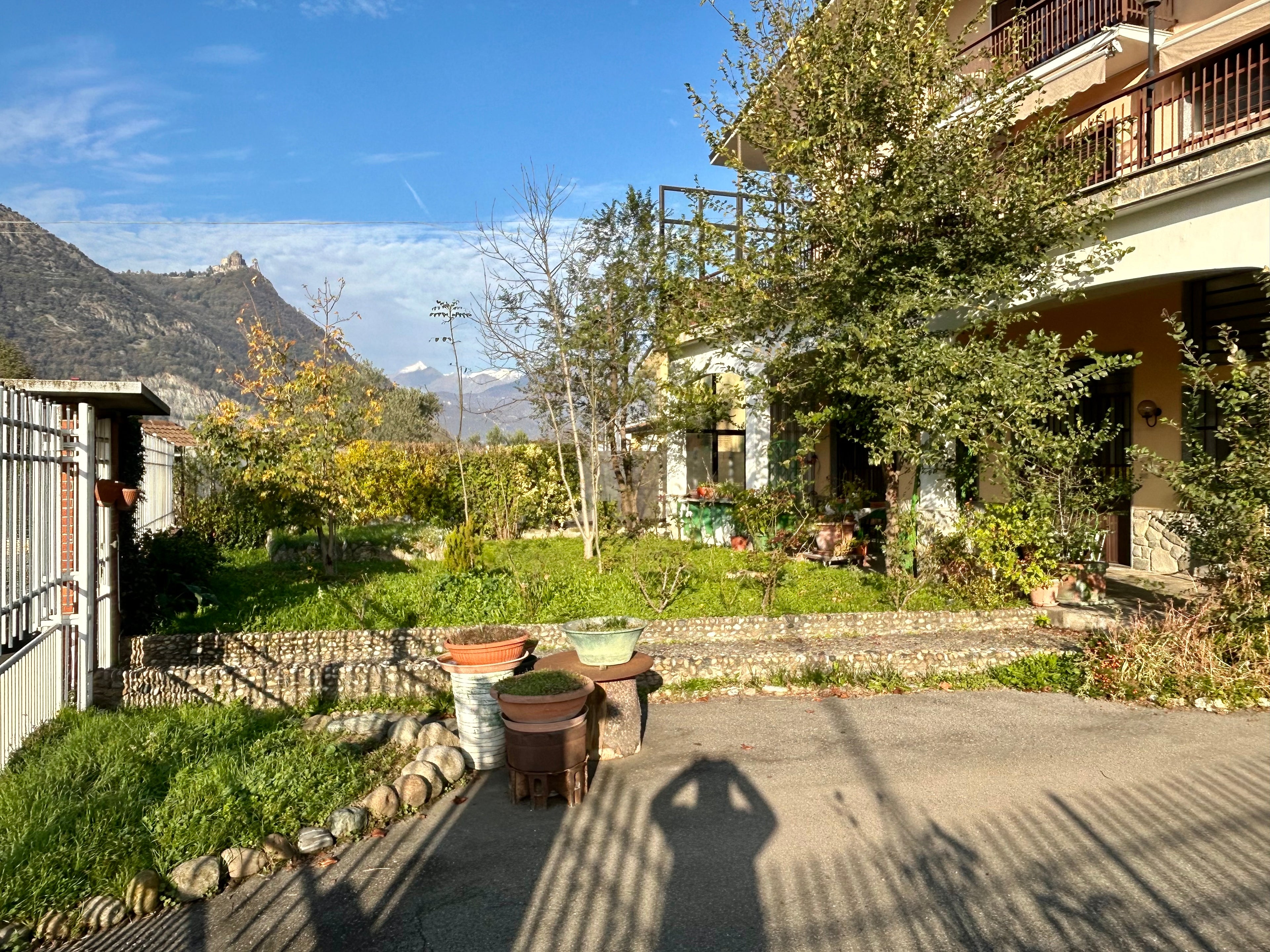 VILLA  BIFAMILIARE SITUATA AI CONFINI DI AVIGLIANA