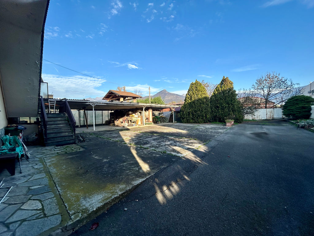 VILLA  BIFAMILIARE SITUATA AI CONFINI DI AVIGLIANA