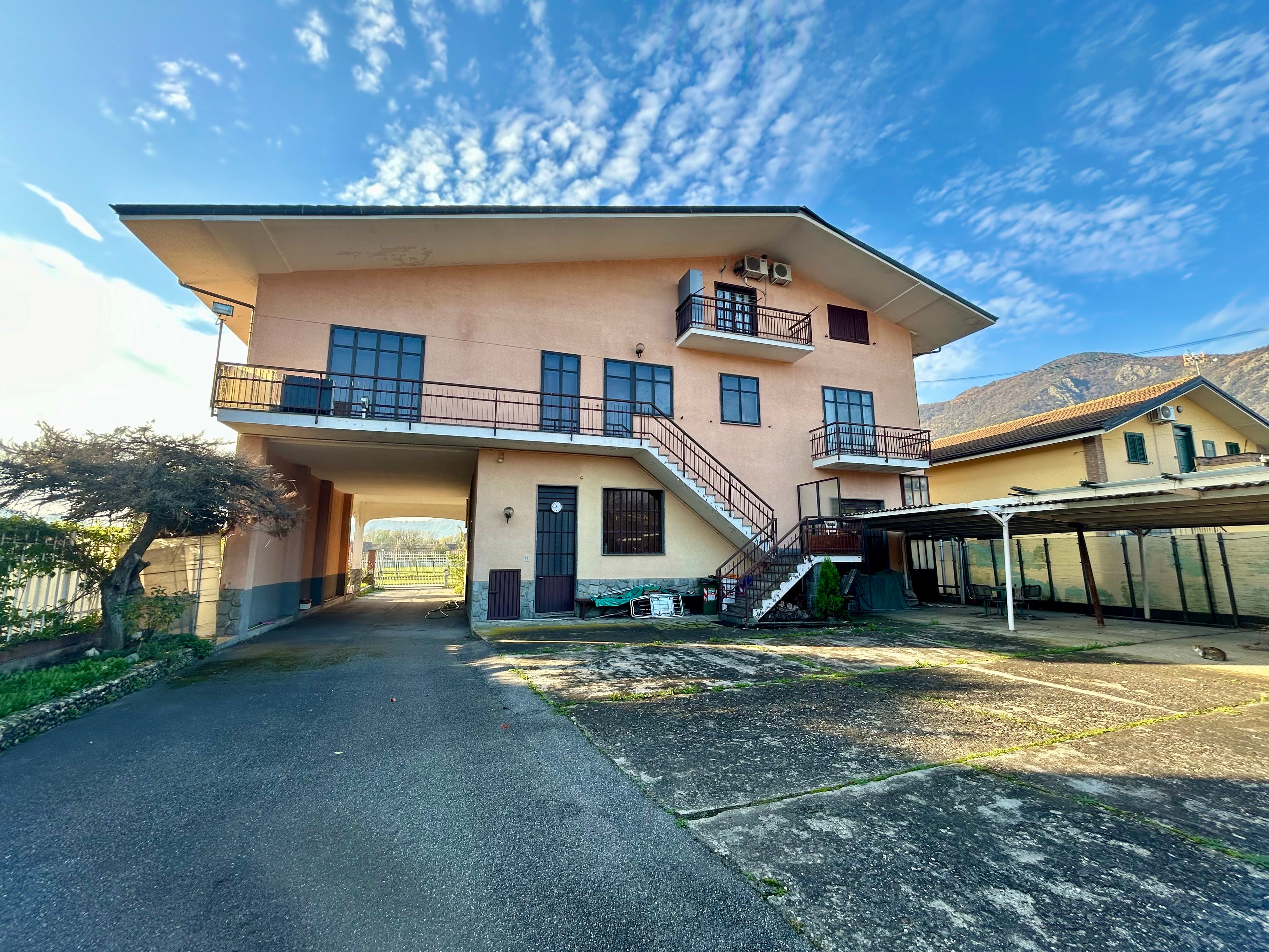 VILLA  BIFAMILIARE SITUATA AI CONFINI DI AVIGLIANA