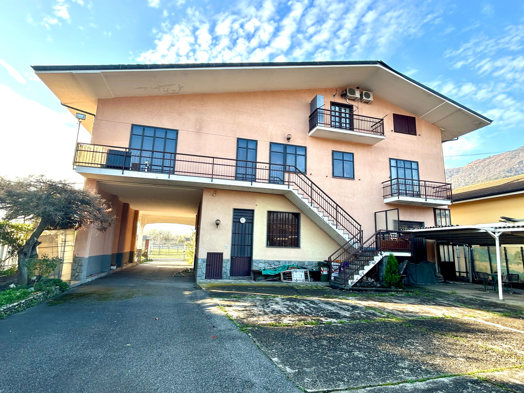 VILLA  BIFAMILIARE SITUATA AI CONFINI DI AVIGLIANA