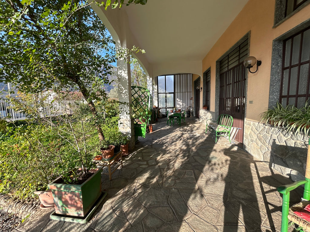 VILLA  BIFAMILIARE SITUATA AI CONFINI DI AVIGLIANA