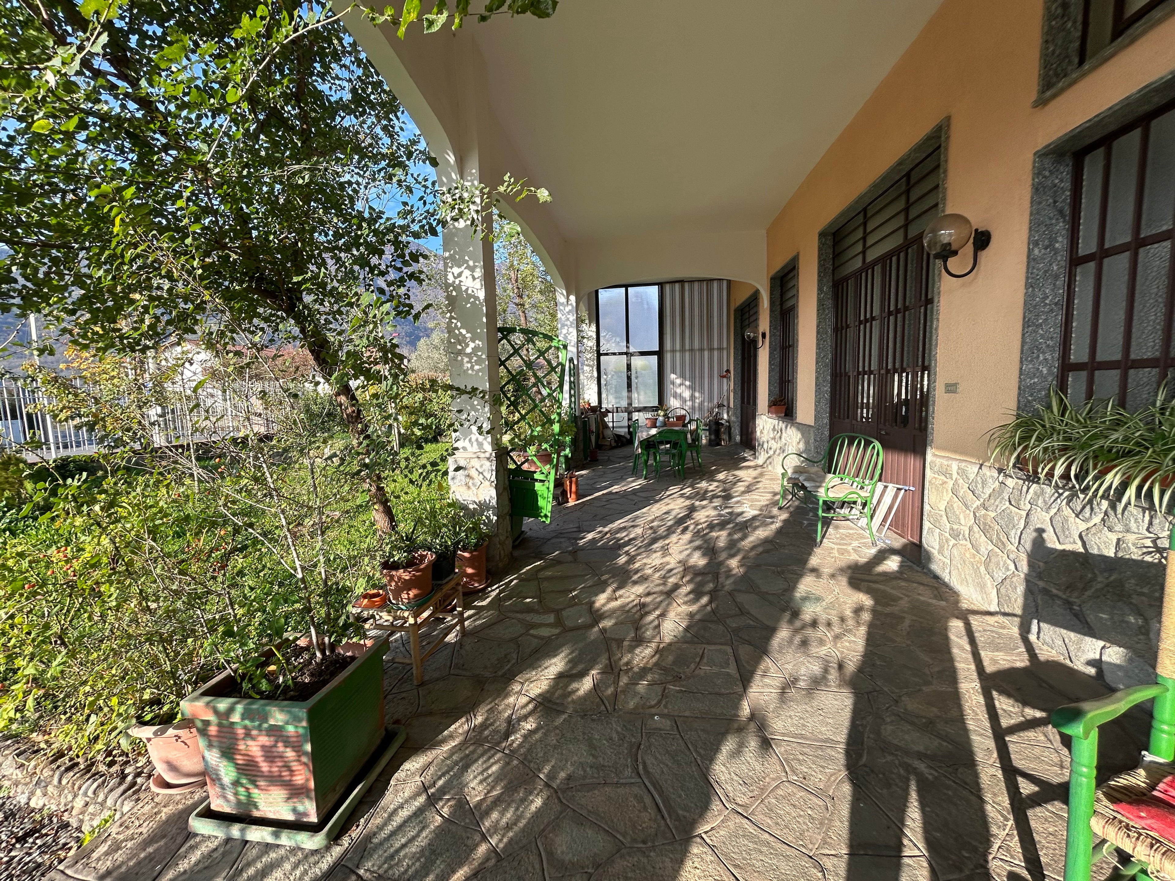 VILLA  BIFAMILIARE SITUATA AI CONFINI DI AVIGLIANA