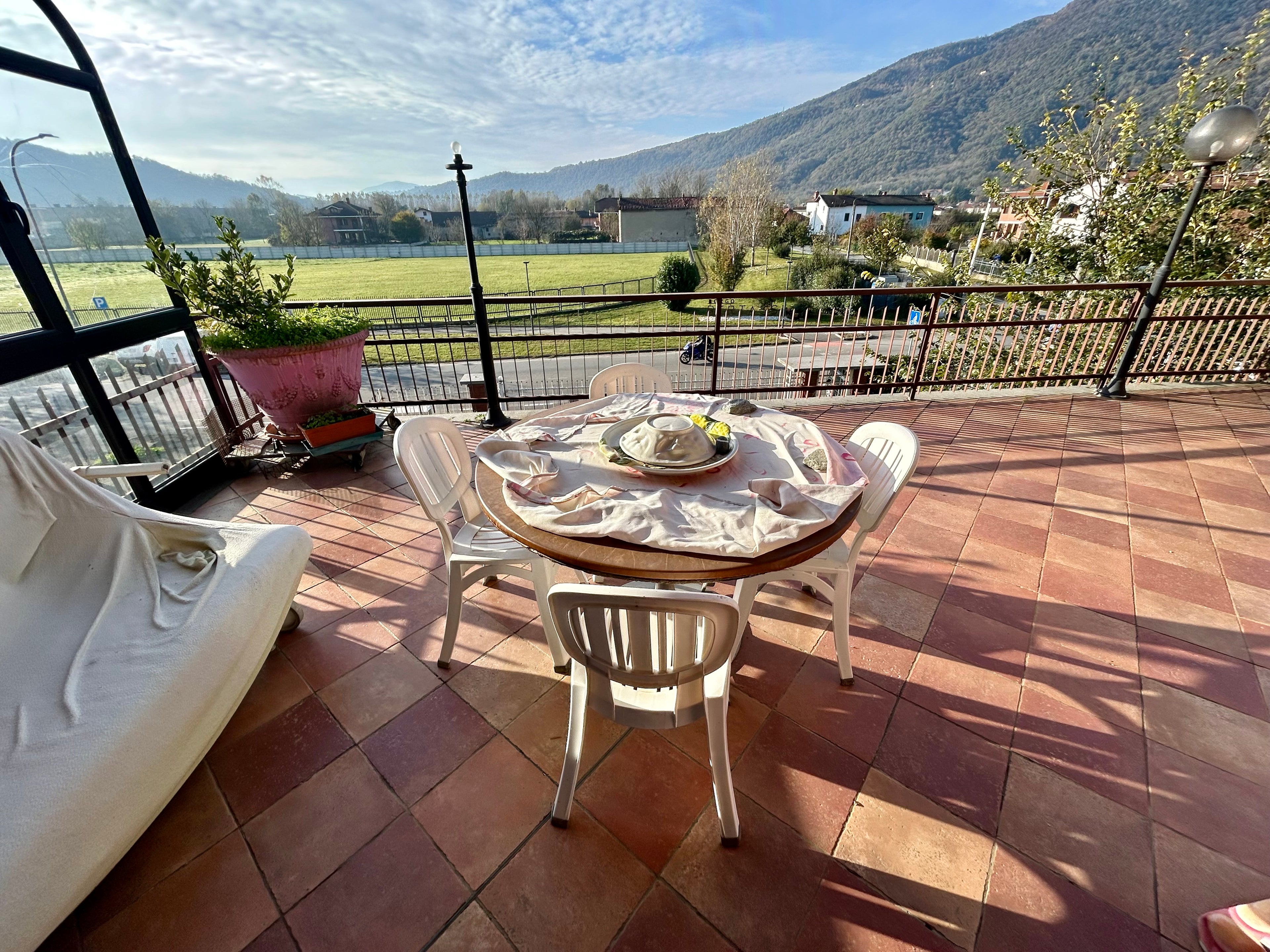 VILLA  BIFAMILIARE SITUATA AI CONFINI DI AVIGLIANA