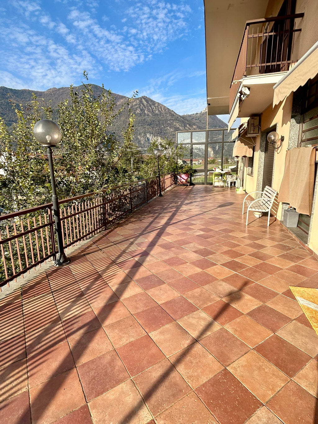 VILLA  BIFAMILIARE SITUATA AI CONFINI DI AVIGLIANA