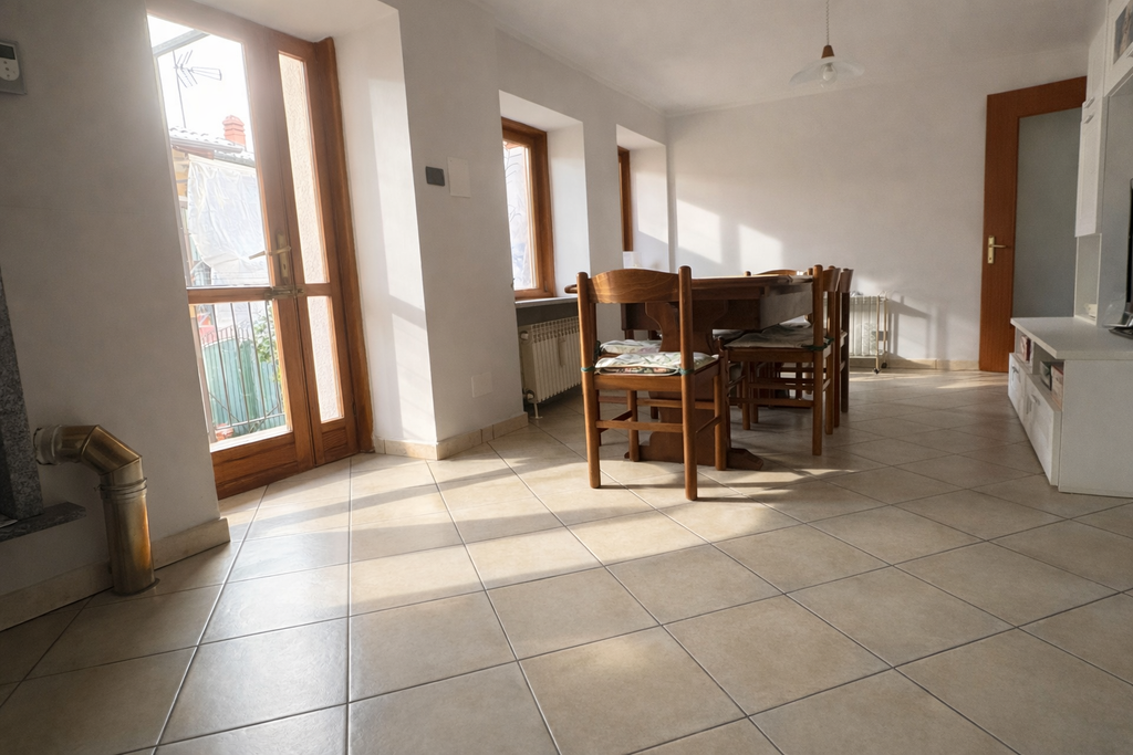 CASA SEMINDIPENDENTE CON BOX AUTO IN CENTRO STORICO