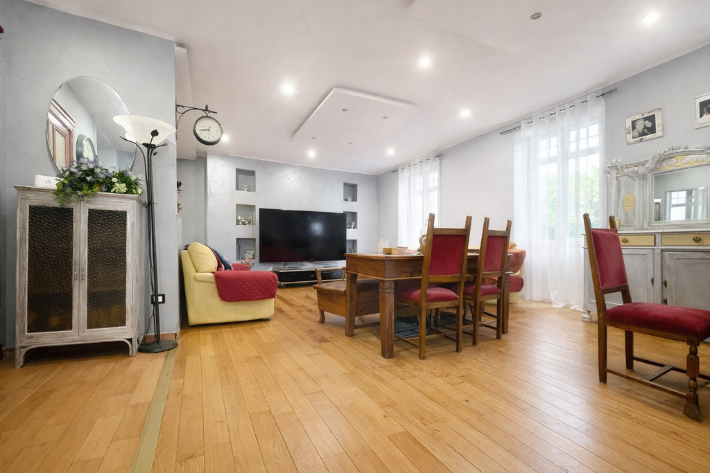 APPARTAMENTO IN TRIFAMILIARE