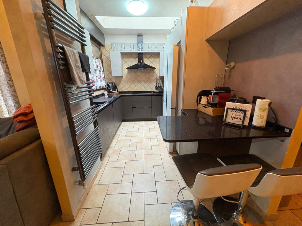 VILLA A SCHIERA CON GIARDINO PRIVATO E BOX DOPPIO