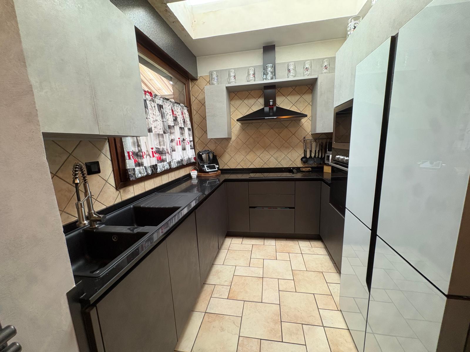 VILLA A SCHIERA CON GIARDINO PRIVATO E BOX DOPPIO