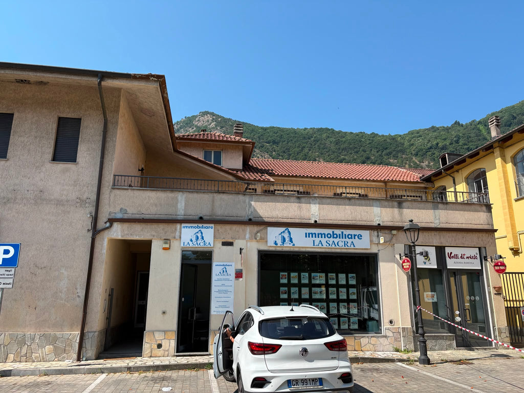 ALLOGGIO A SANT'AMBROGIO PRIM OED ULTIMO PIANO