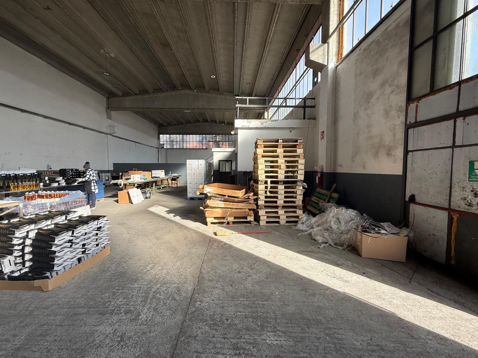 CAPANNONE INDUSTRIALE / ARTIGIANALE – 652 MQ CON AREA ESTERNA