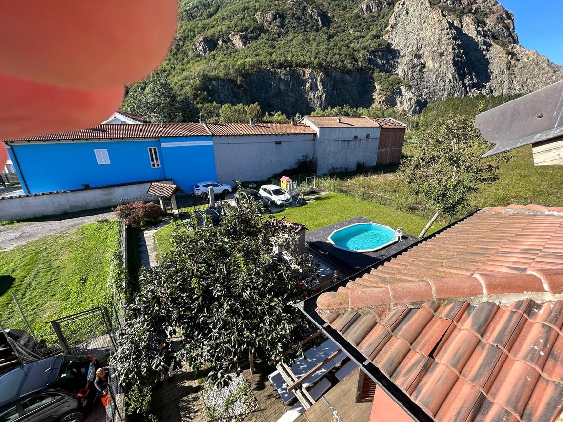 VILLA SU TRE LATI  A SANT'AMBROGIO