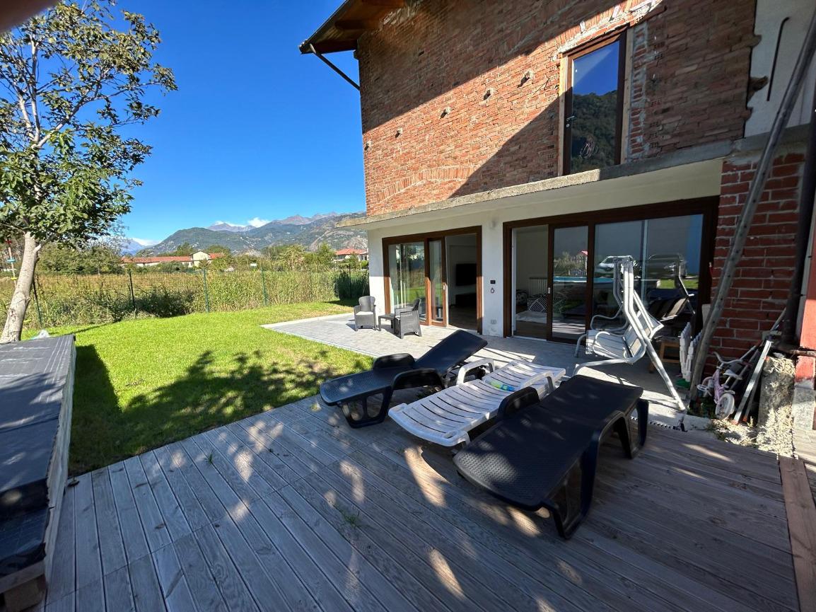 VILLA SU TRE LATI  A SANT'AMBROGIO