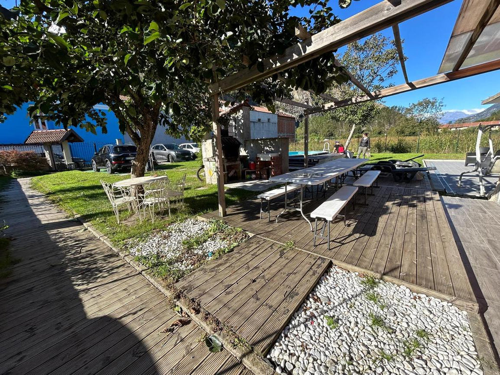 VILLA SU TRE LATI  A SANT'AMBROGIO