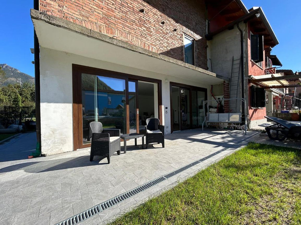 VILLA SU TRE LATI  A SANT'AMBROGIO