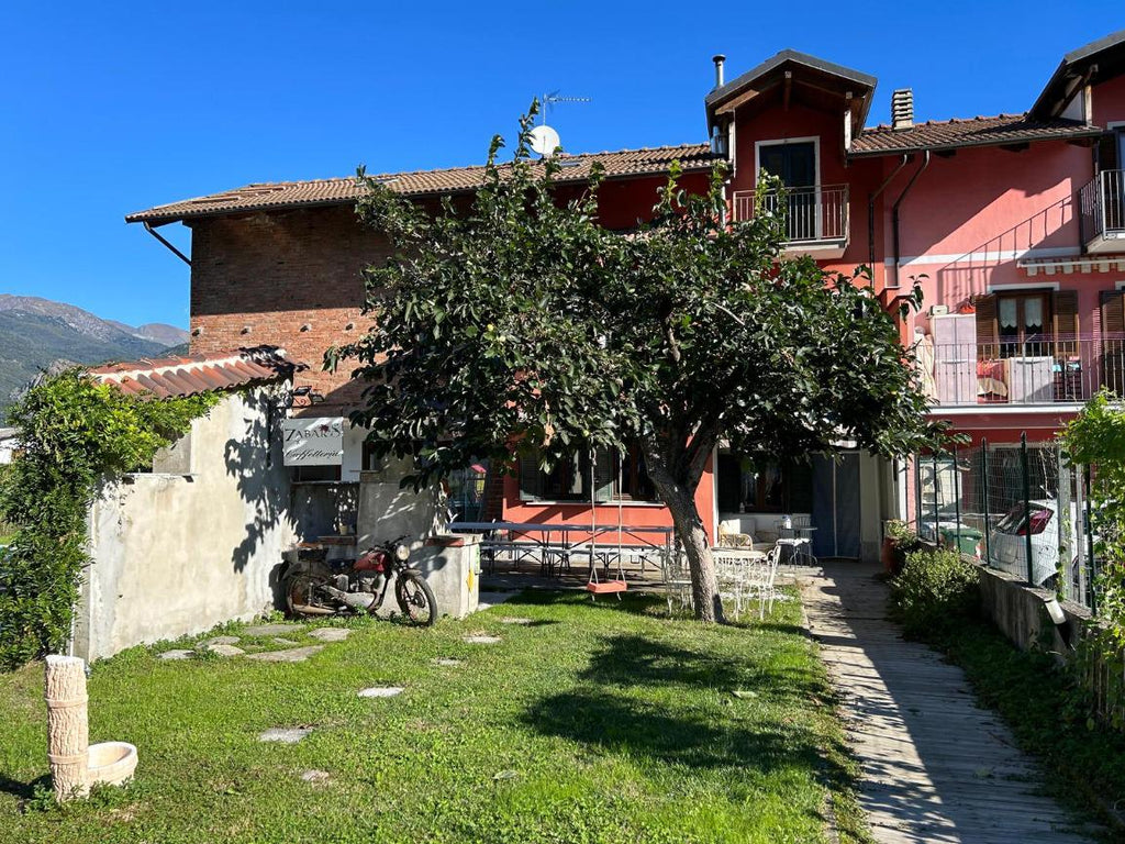 VILLA SU TRE LATI  A SANT'AMBROGIO