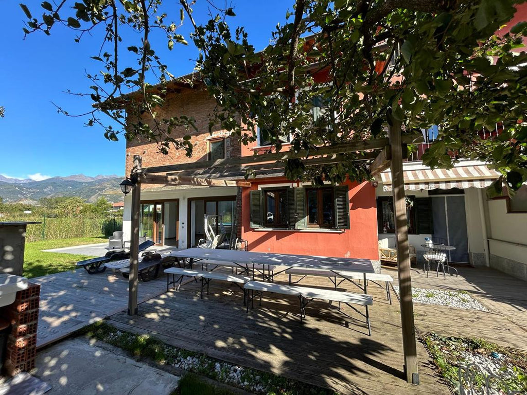 VILLA SU TRE LATI  A SANT'AMBROGIO