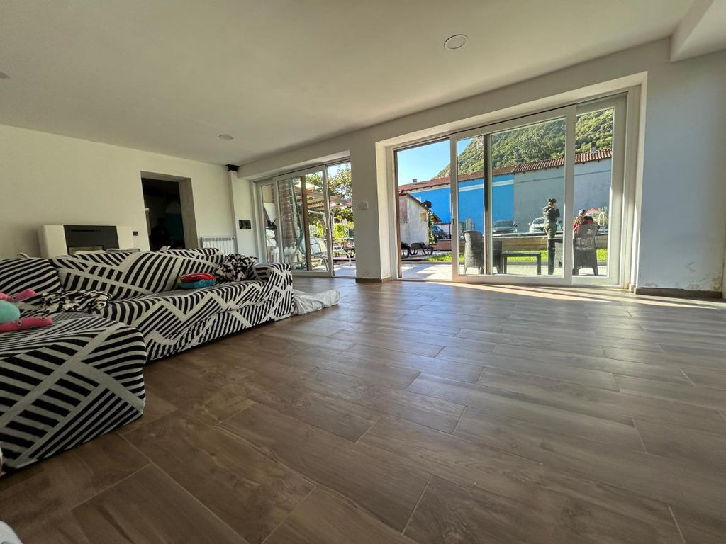 VILLA SU TRE LATI  A SANT'AMBROGIO