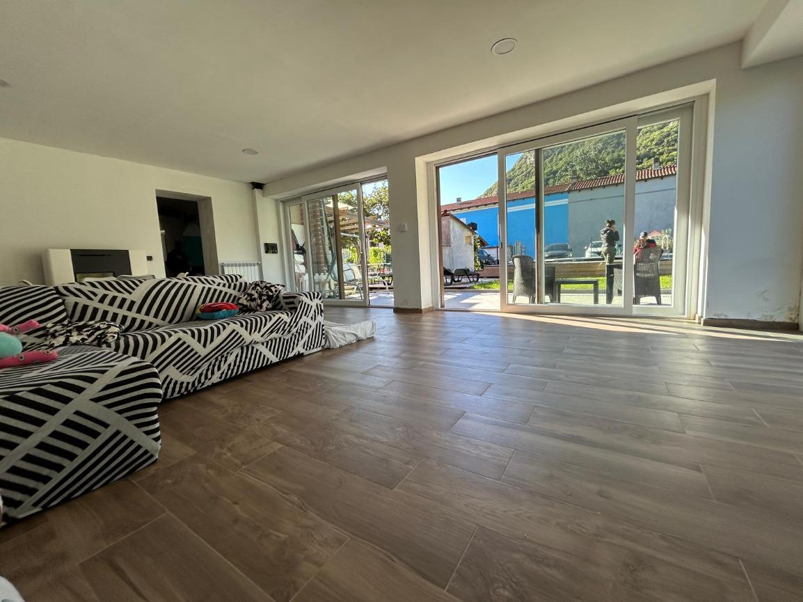 VILLA SU TRE LATI  A SANT'AMBROGIO